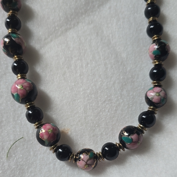 Elegant Black and Pink Floral Beaded Necklace - Picture 2 of 7